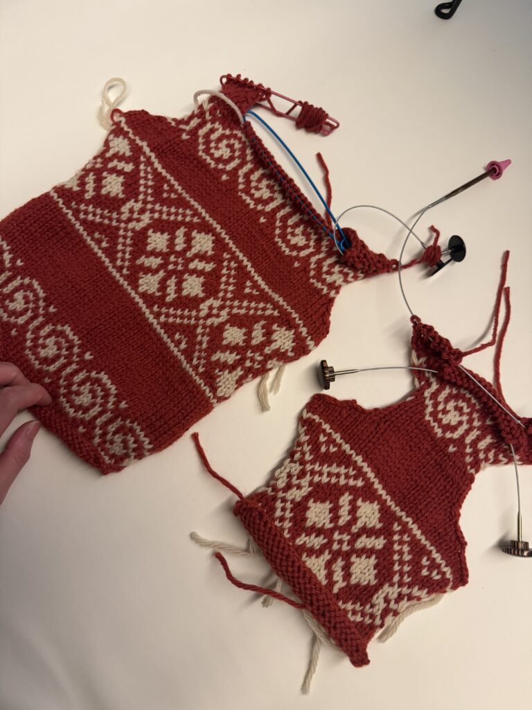 빨간 바탕에 화이트 배색 코위찬 패턴으로 뜬 강아지 니트 등판과 배판이 각각 완성된 모습