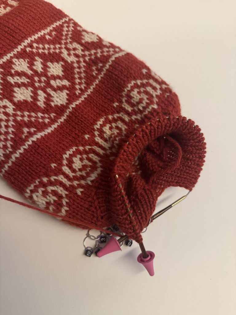 강아지 코위찬 니트의 목 부분 고무단을 뜨고 있는 진행 중 모습