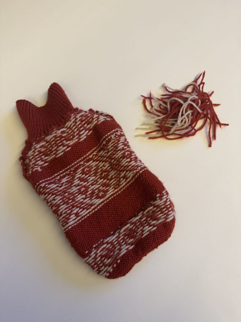 강아지 코위찬 니트의 실 정리를 마친 뒤 깔끔하게 완성된 모습